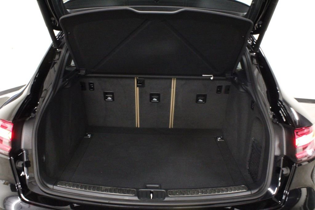 Certified 2025 Porsche Macan AWD/4WD image 38