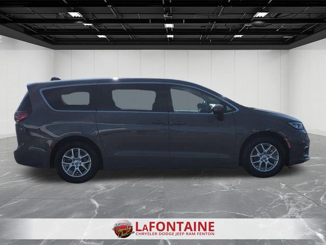 Used 2023 Chrysler Pacifica Touring-L FWD image 6
