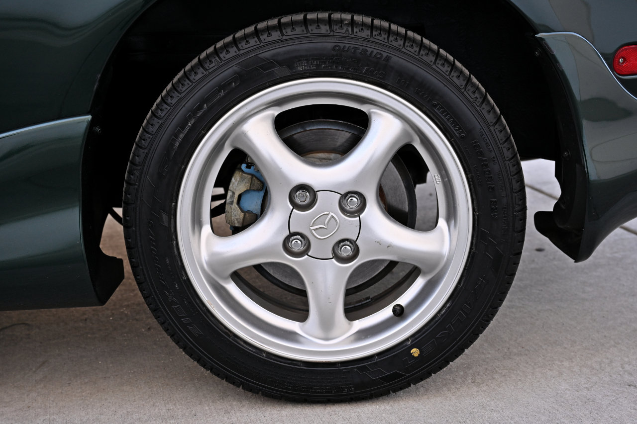 Used 2002 MAZDA MX-5 Miata RWD image 30