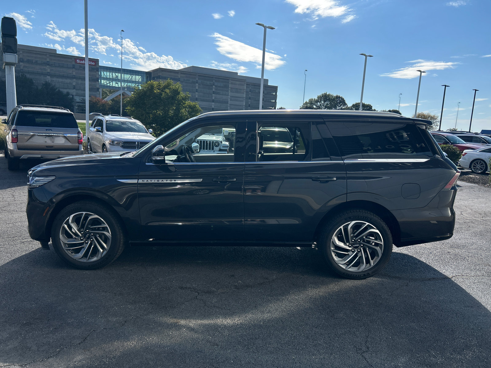 New 2026 Lincoln Navigator Reserve AWD/4WD image 4