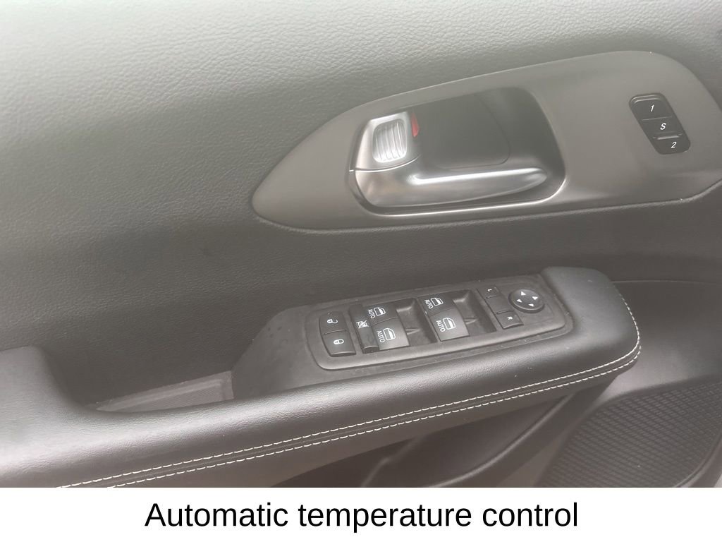 Used 2025 Chrysler Pacifica Select FWD image 19