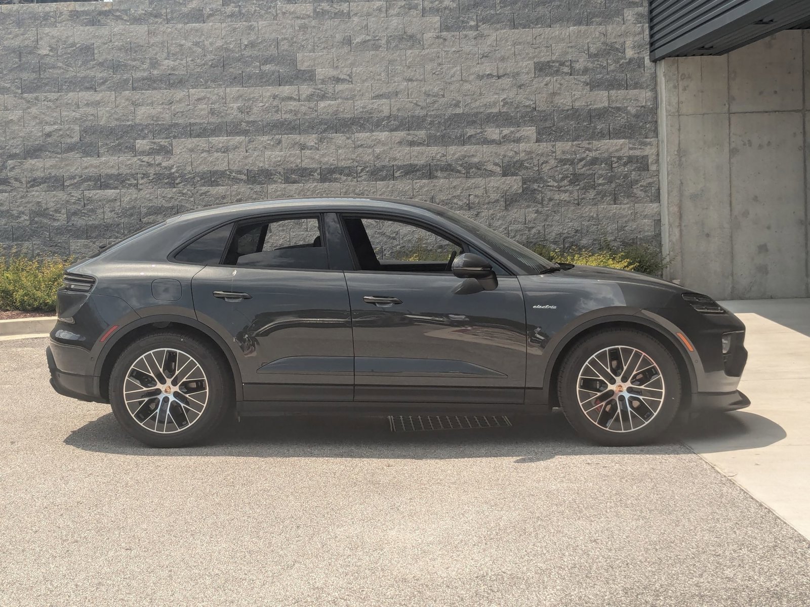 Certified 2025 Porsche Macan 4 Electric AWD/4WD image 8