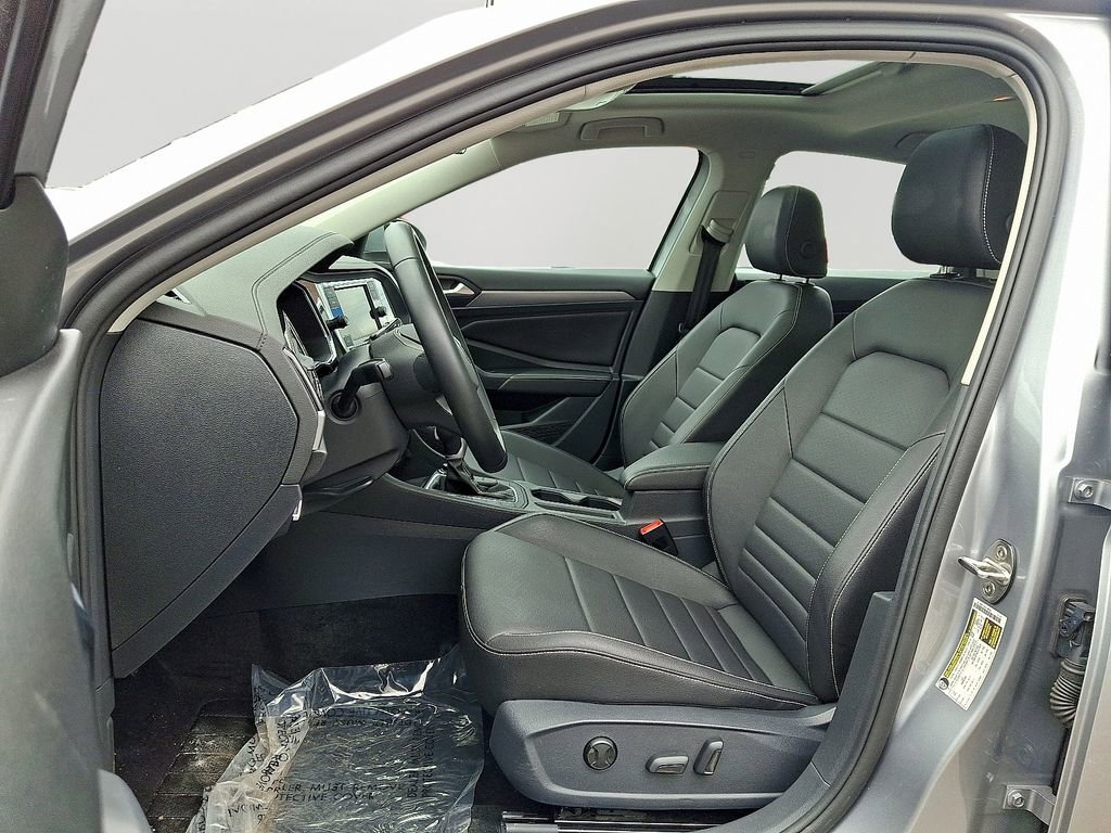 Used 2024 Volkswagen Jetta SE w/ Panoramic Sunroof Package image 13