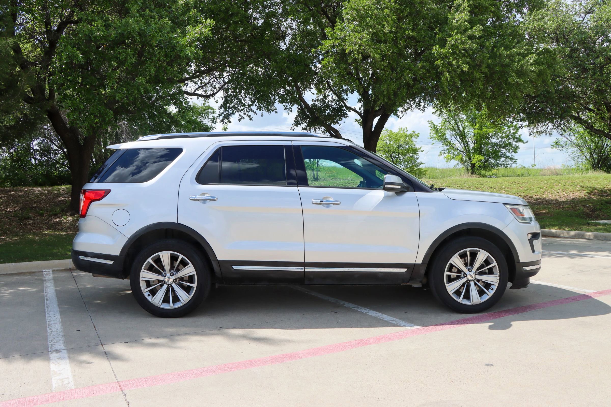 Used 2018 Ford Explorer Limited w/ Ford Safe & Smart Package AWD/4WD image 8