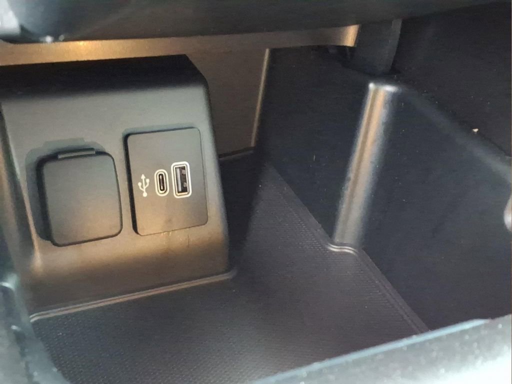 Used 2025 Ford Explorer Active AWD/4WD image 8