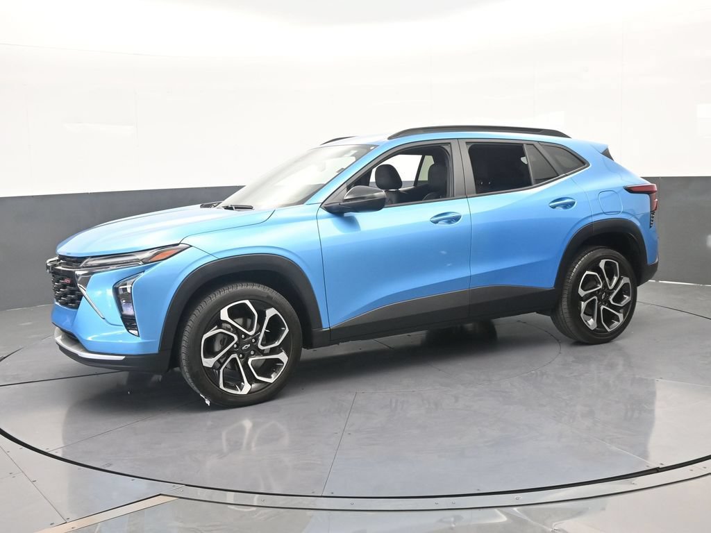 Used 2025 Chevrolet Trax RS FWD image 2