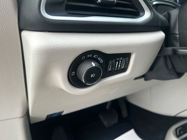 Used 2024 Chrysler Pacifica Touring-L image 15