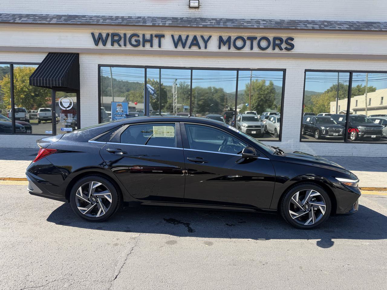 Used 2025 Hyundai Elantra Limited FWD image 2