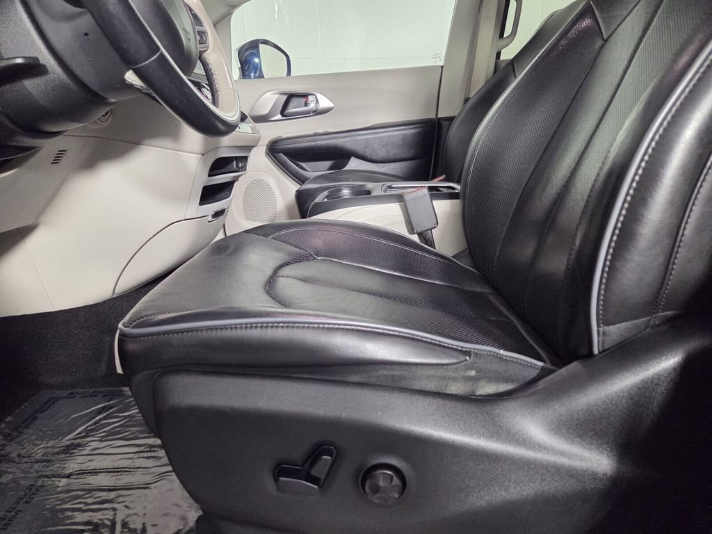 Certified 2018 Chrysler Pacifica Limited w/ Advanced Safetytec Group image 12