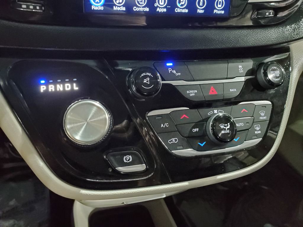 Used 2017 Chrysler Pacifica Premium image 35