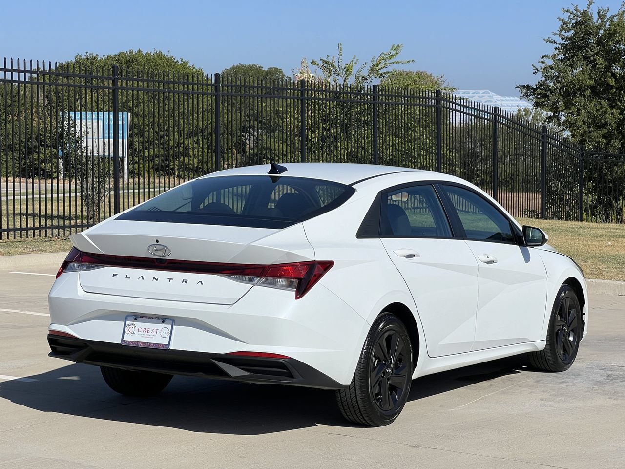Used 2022 Hyundai Elantra SEL w/ Convenience Package FWD image 4