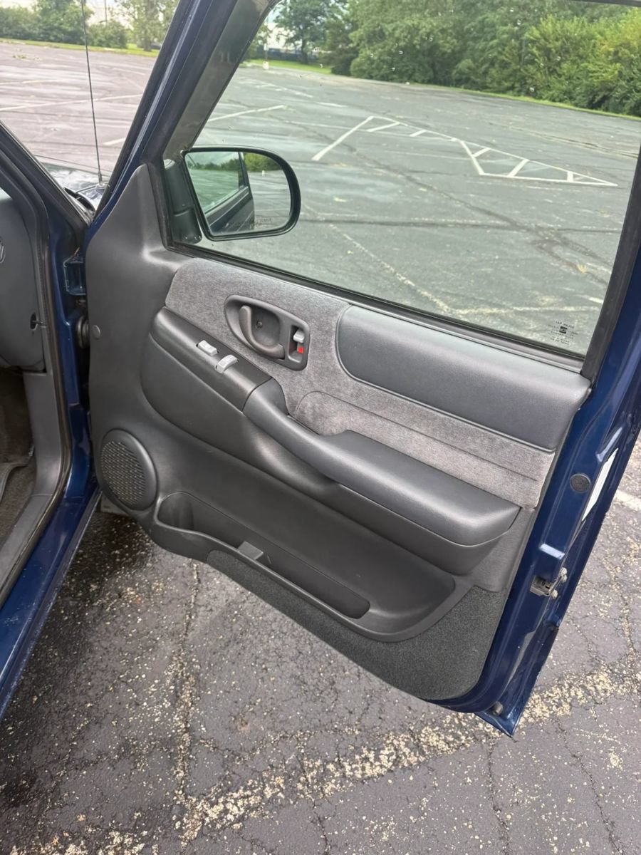 Used 2001 Chevrolet S10 Pickup LS AWD/4WD image 16