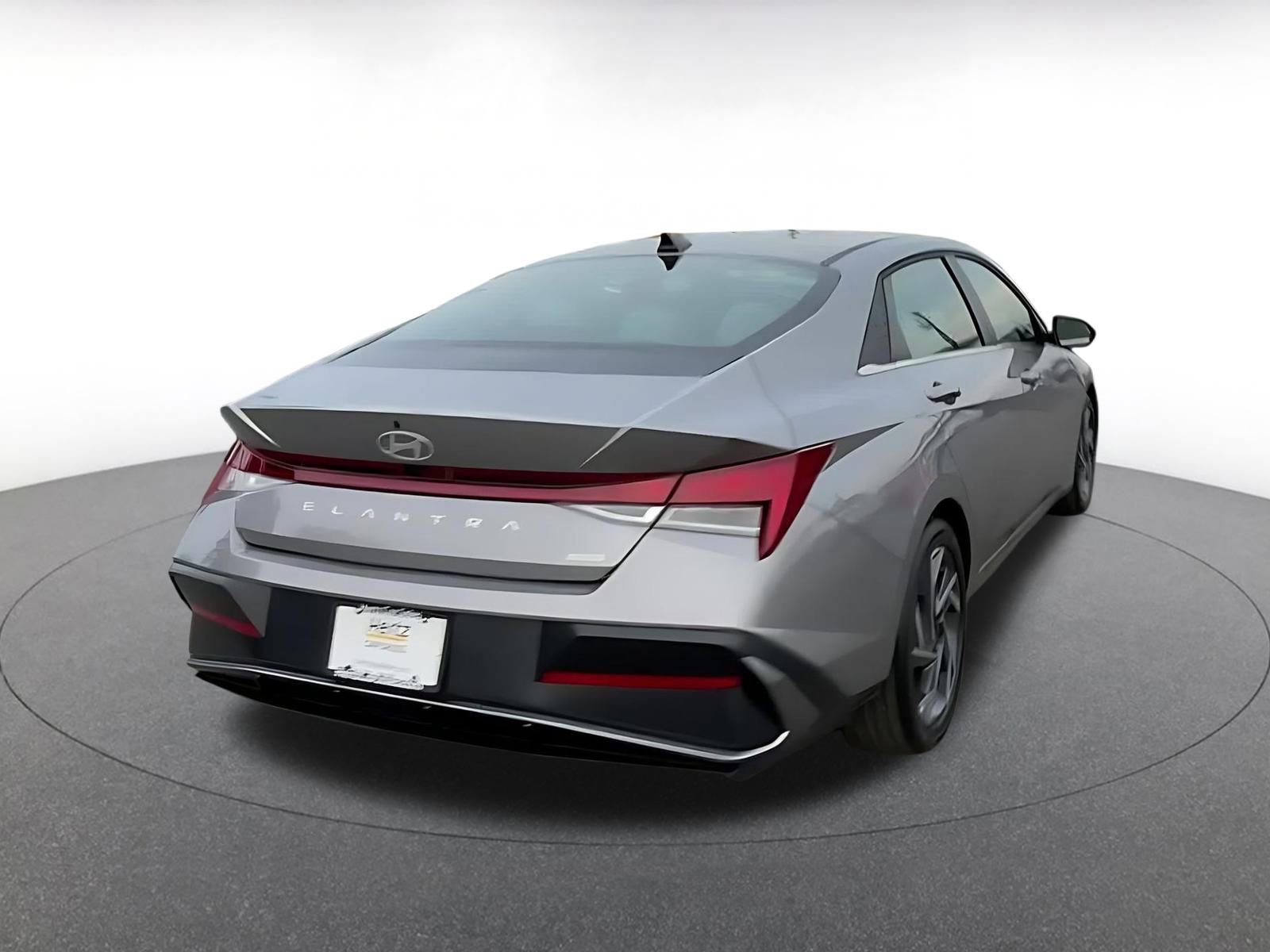 Used 2025 Hyundai Elantra Limited image 14