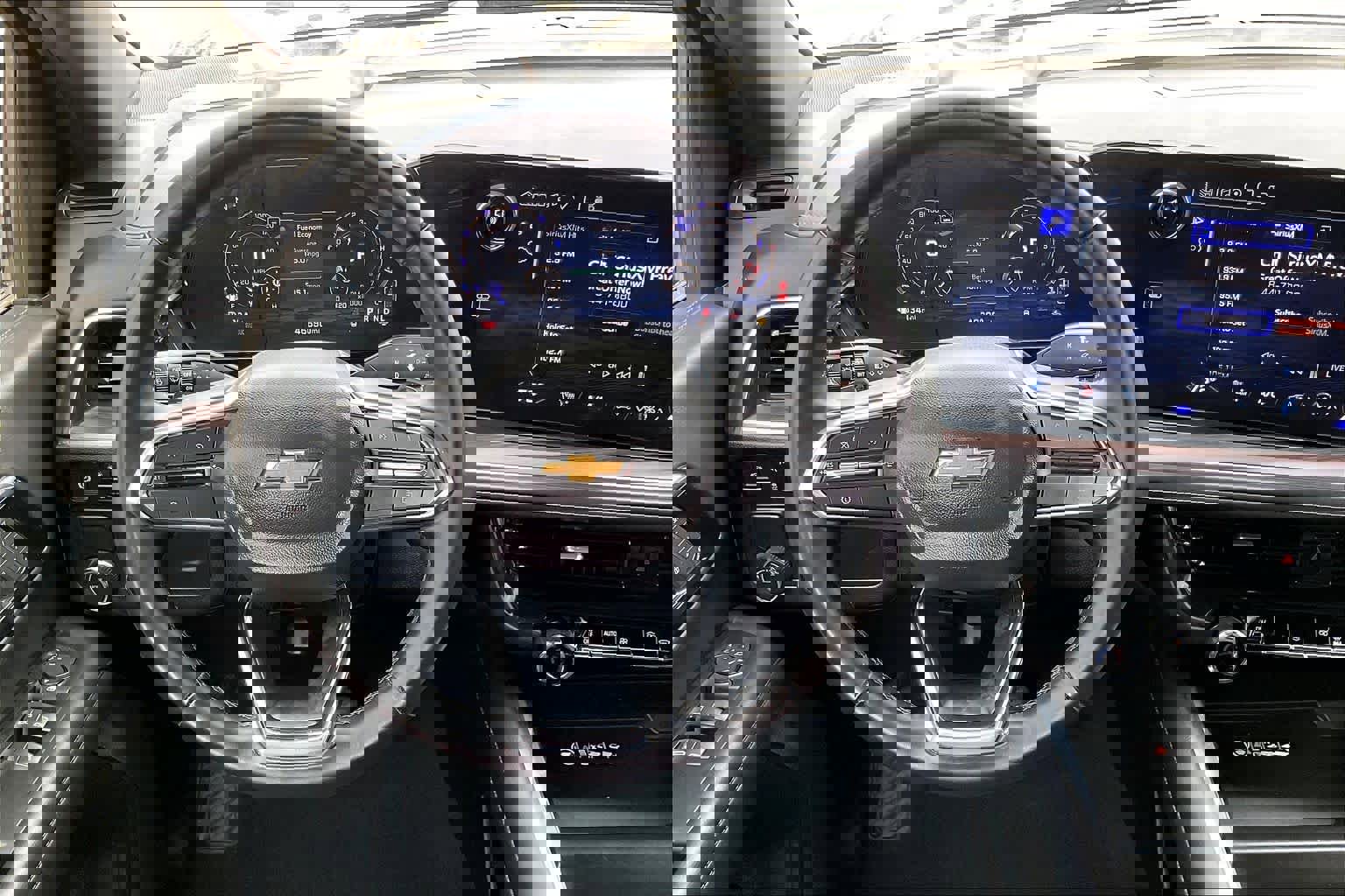 Used 2025 Chevrolet Suburban LT image 6