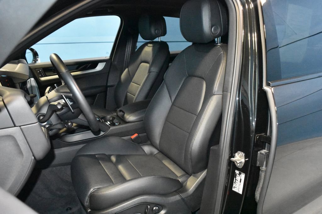 Certified 2025 Porsche Cayenne image 6