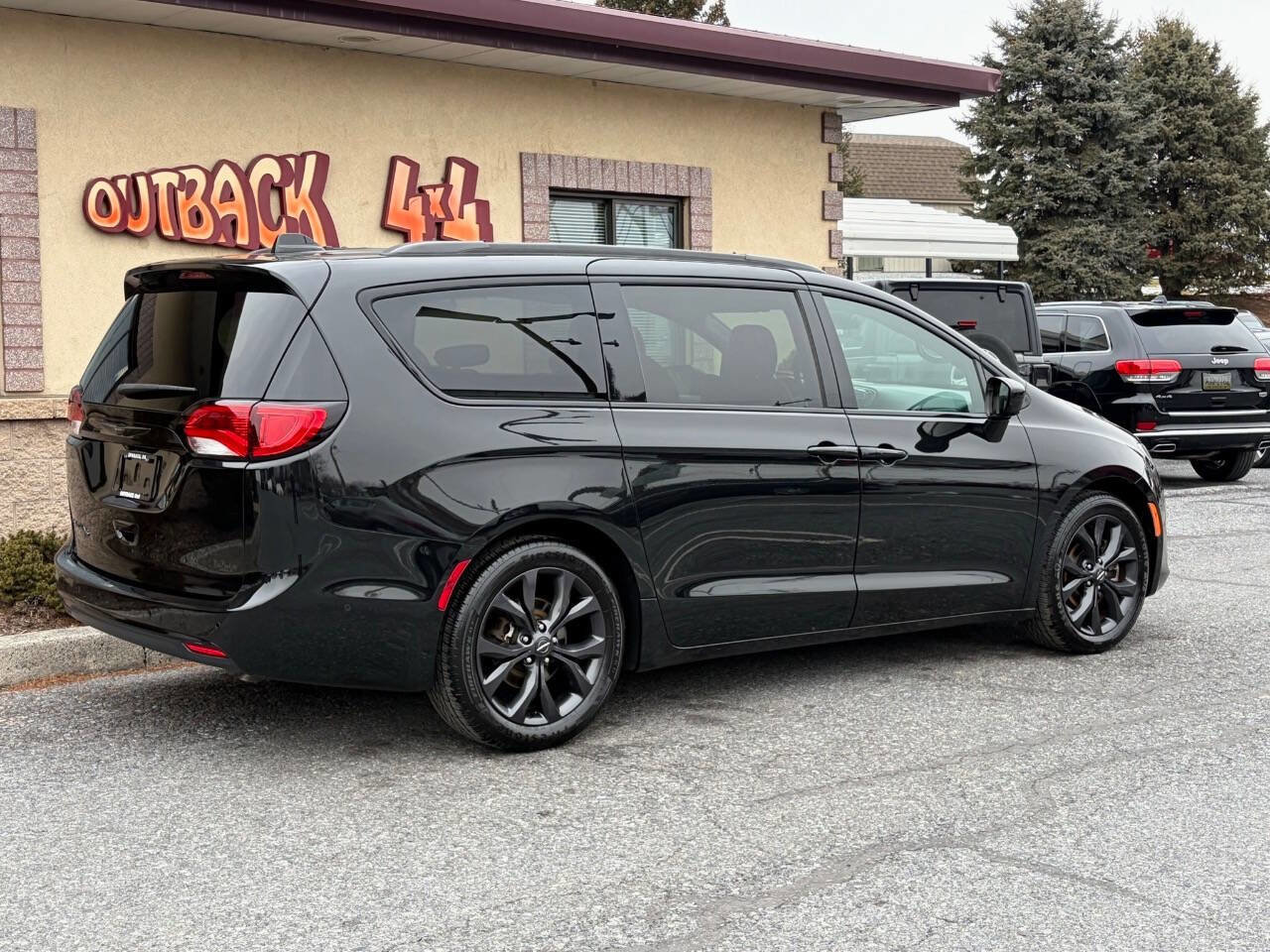 Used 2019 Chrysler Pacifica Touring-L w/ Advanced Safetytec Group FWD image 3
