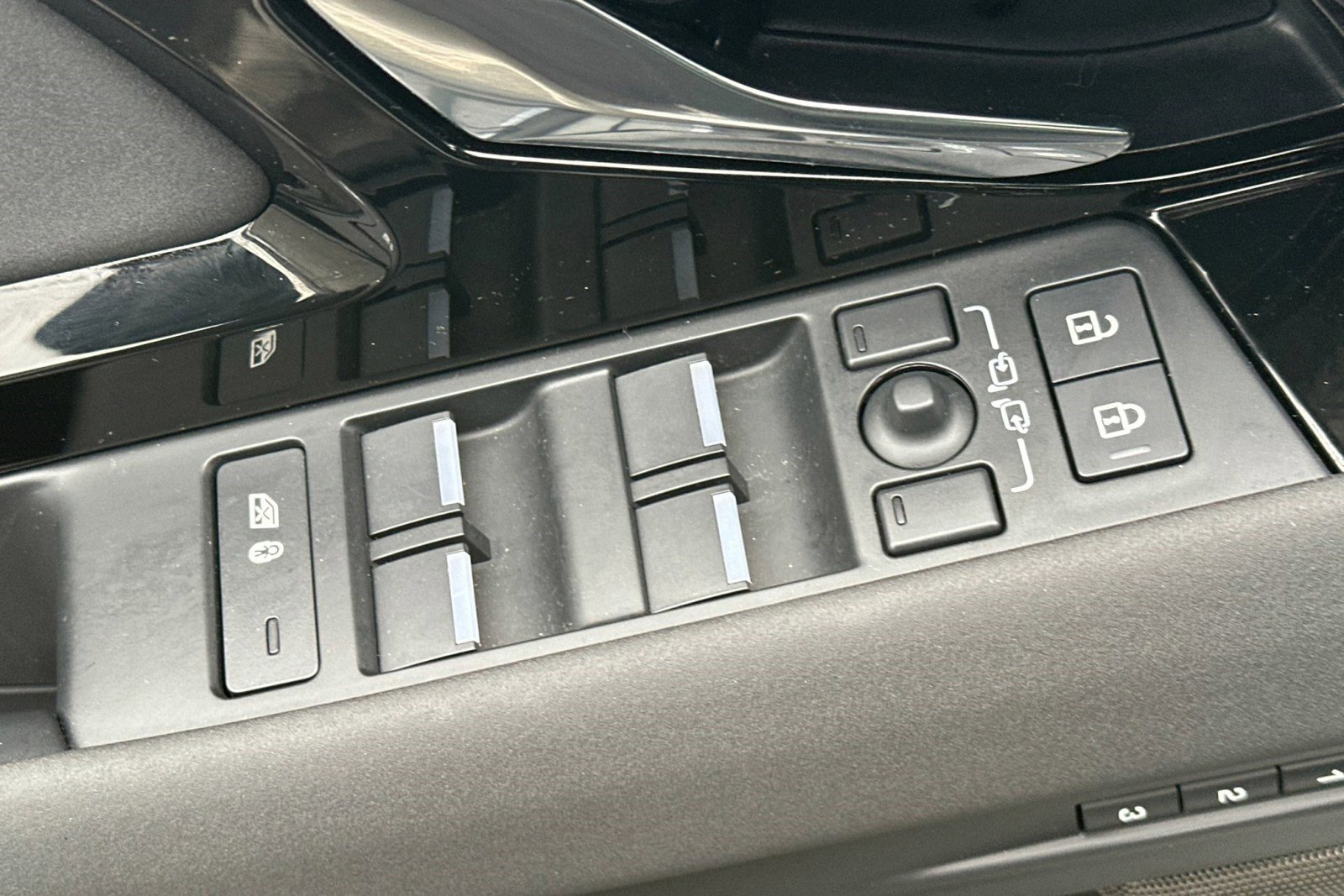 Certified 2025 Land Rover Range Rover Evoque Dynamic SE image 15