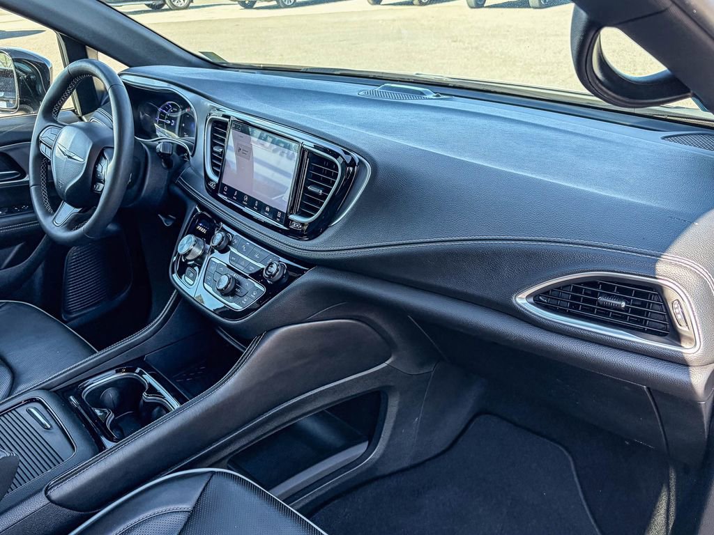 Used 2025 Chrysler Pacifica Premium image 39