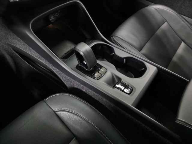 Certified 2025 Volvo XC40 B5 Core image 30