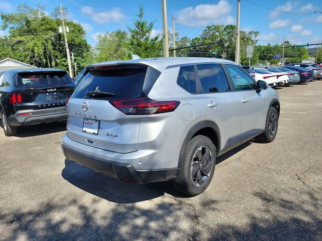 Used 2024 Nissan Rogue SV AWD/4WD image 2