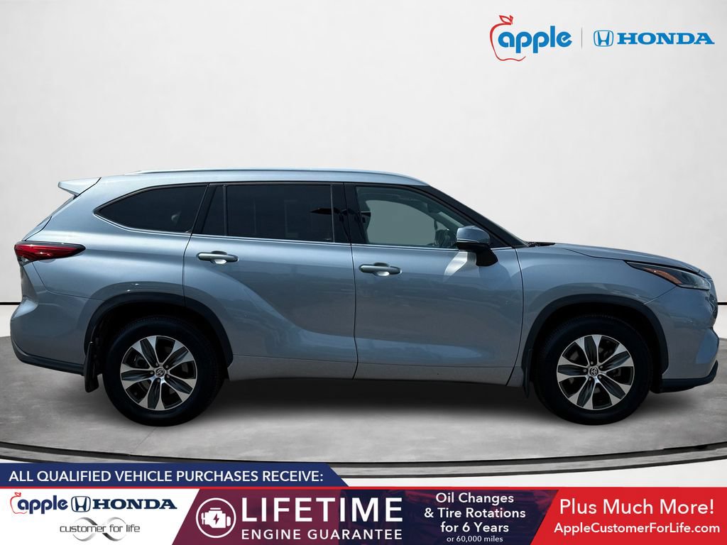Used 2021 Toyota Highlander XLE AWD/4WD image 2