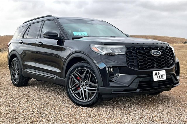 Used 2025 Ford Explorer ST image 3