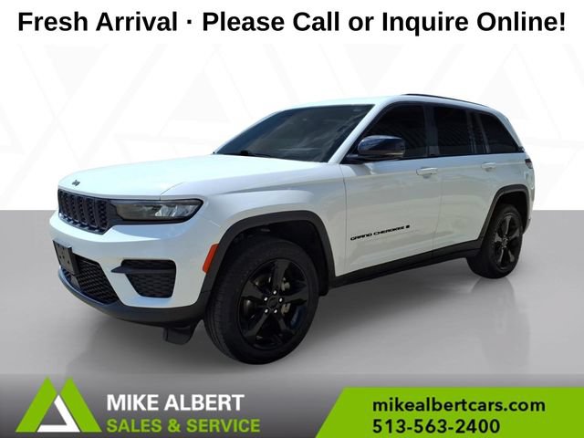Used 2023 Jeep Grand Cherokee Altitude AWD/4WD image 3