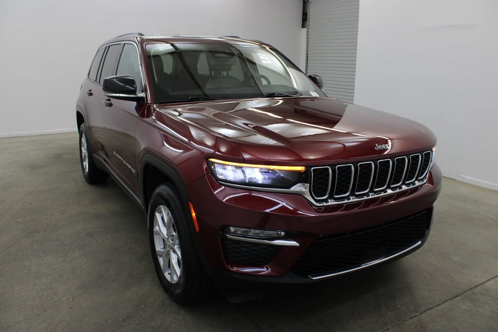 Used 2023 Jeep Grand Cherokee Limited w/ Trailer Tow Prep Group (B) AWD/4WD image 6