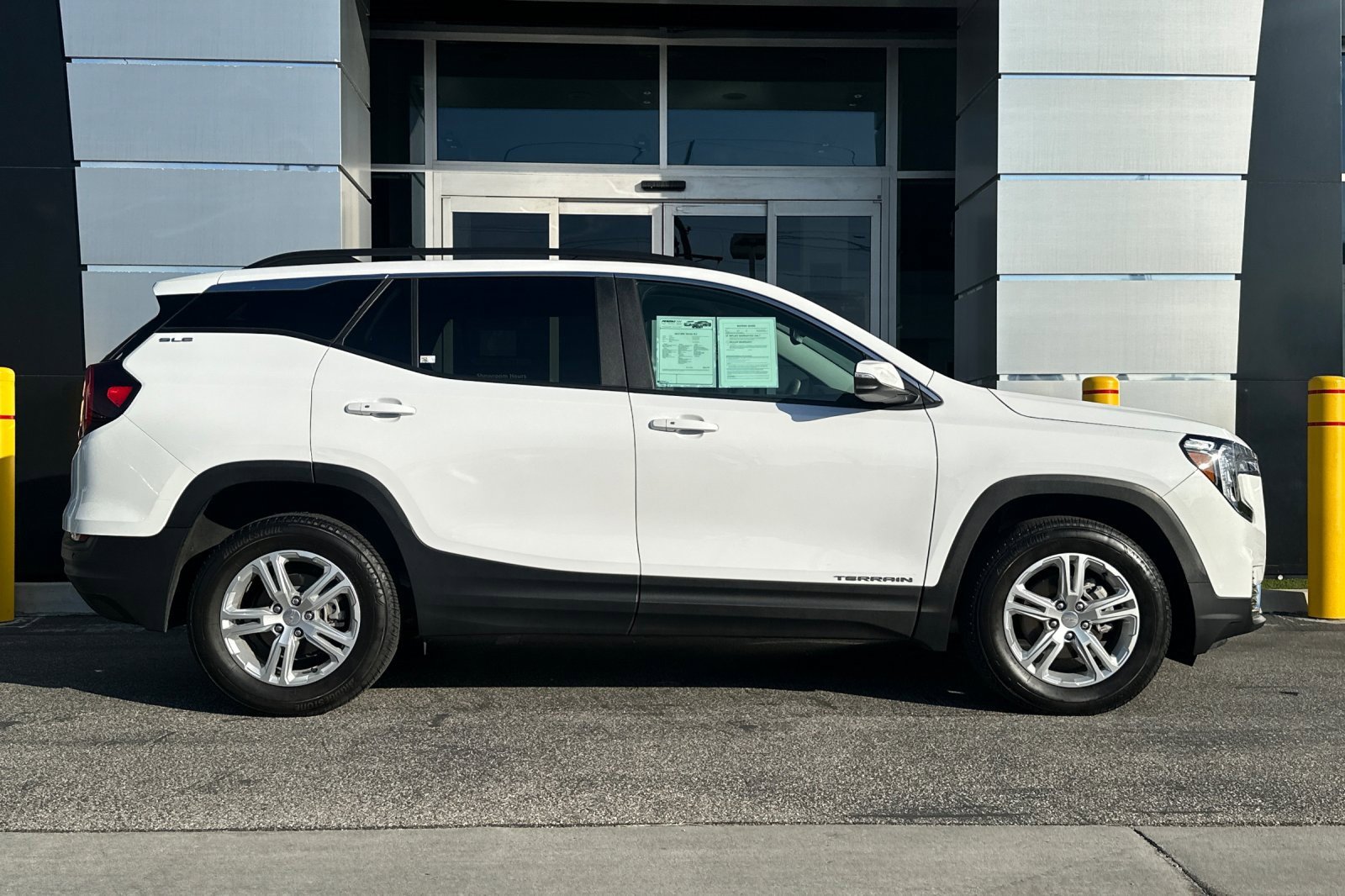 Used 2023 GMC Terrain SLE w/ Driver Convenience Package image 3