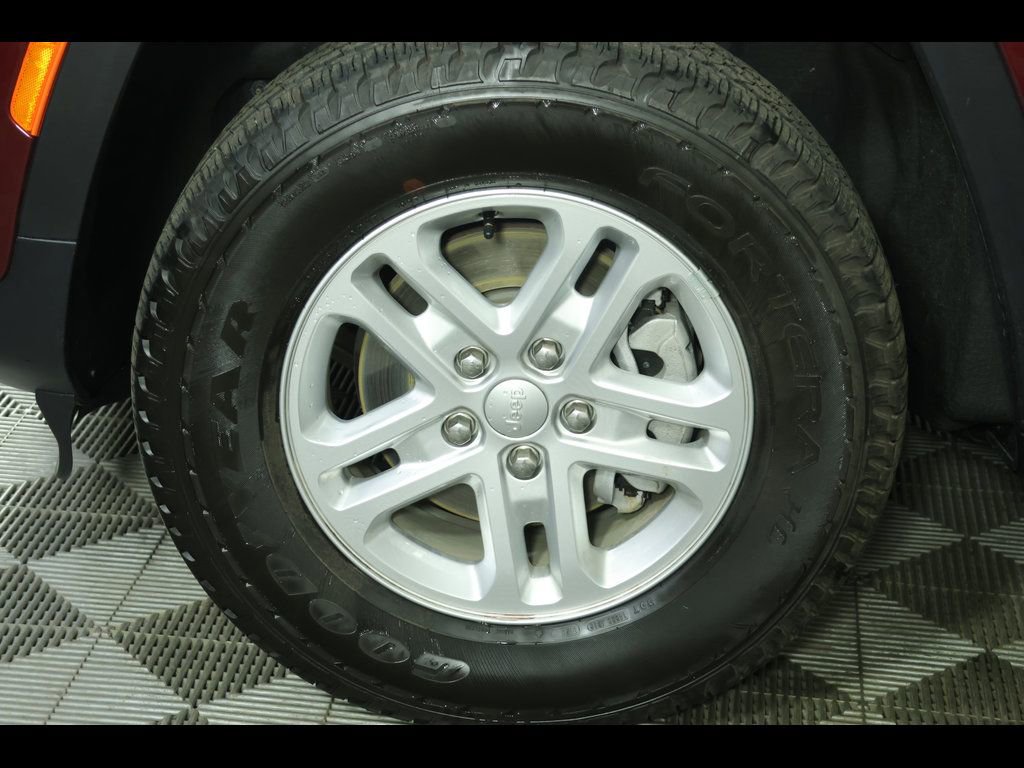 Used 2025 Jeep Grand Cherokee Laredo w/ Luxury Tech Group I image 19