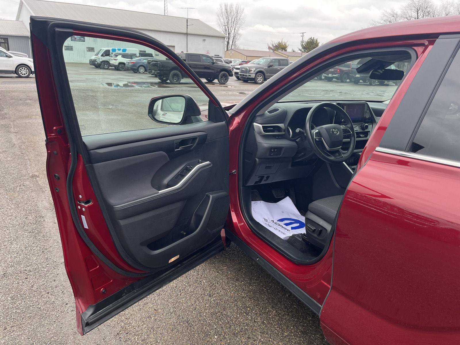 Used 2024 Toyota Highlander LE image 10