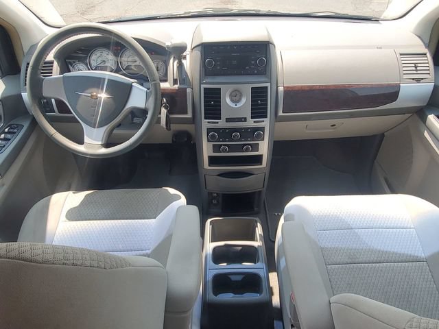 Used 2009 Chrysler Town & Country Touring FWD image 17