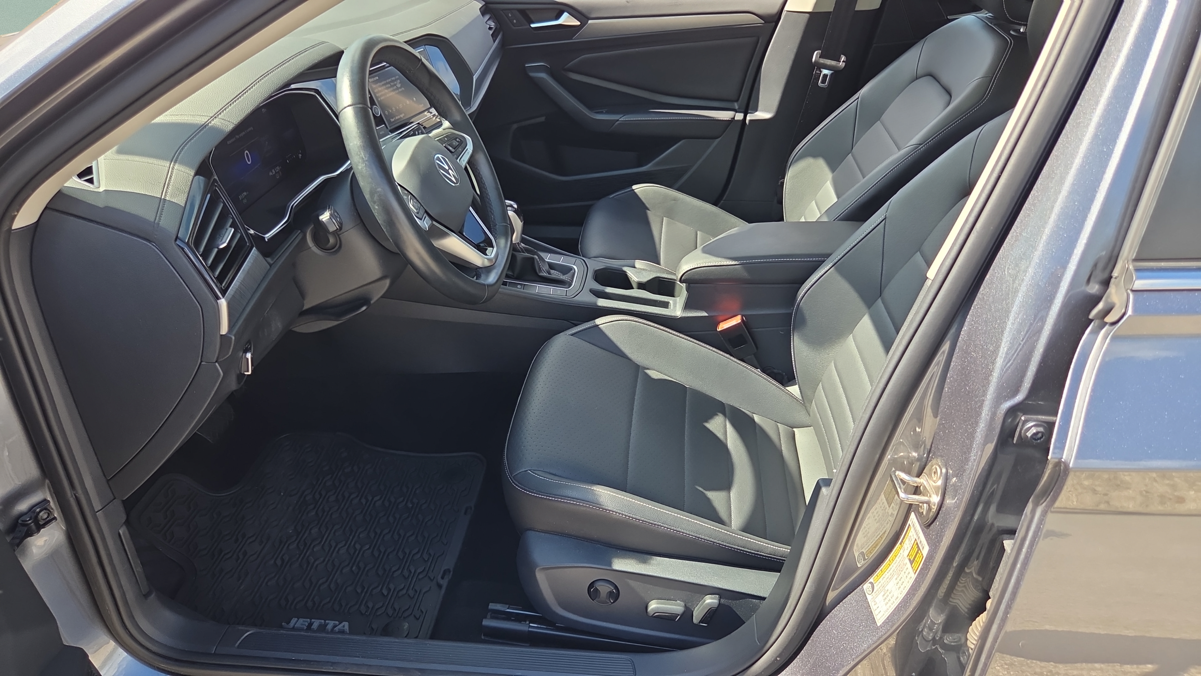 Used 2023 Volkswagen Jetta SE w/ Panoramic Sunroof Package FWD image 9