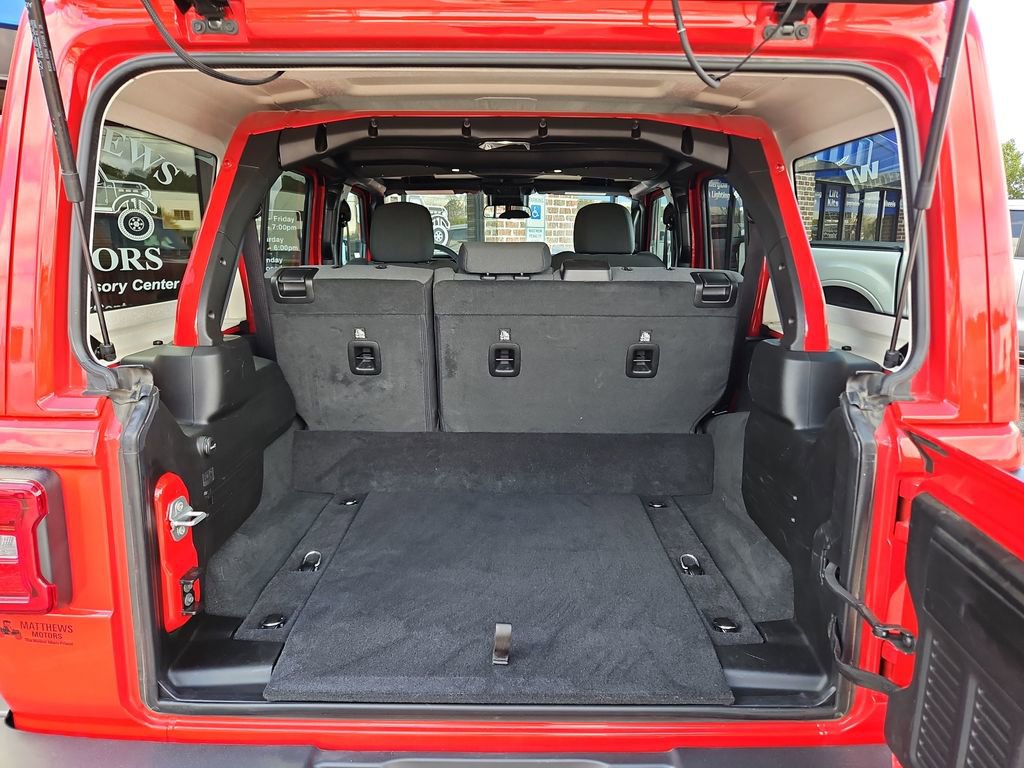 Used 2025 Jeep Wrangler Unlimited Sahara AWD/4WD image 29