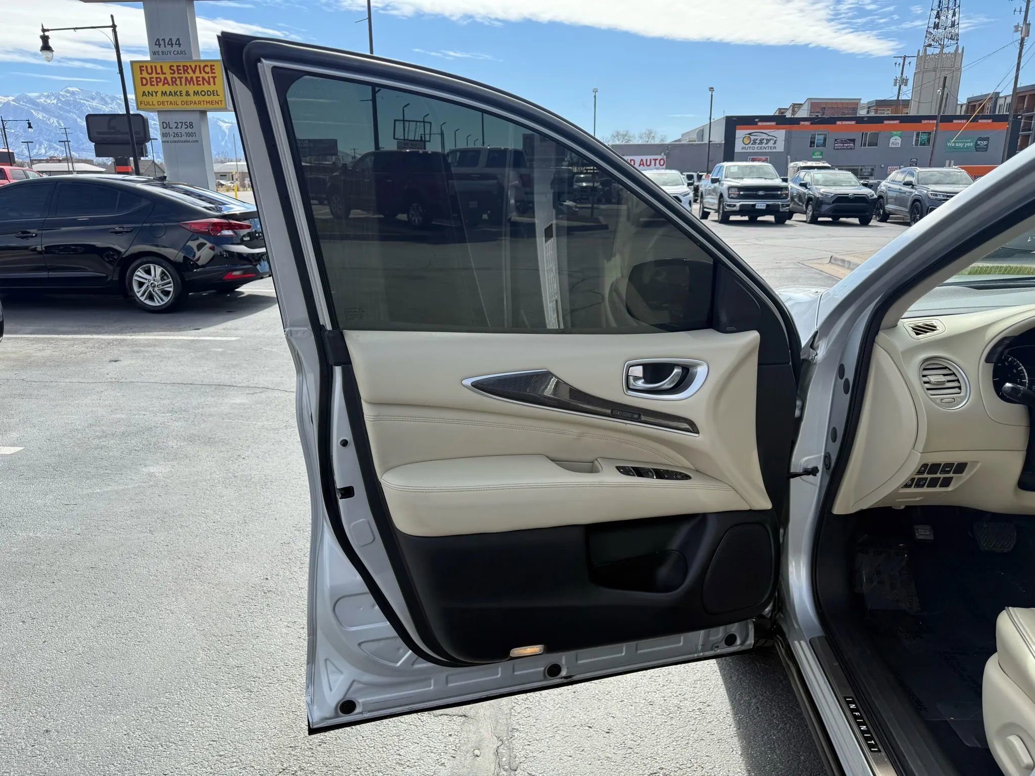 Used 2019 INFINITI QX60 Luxe w/ Essential Package image 17