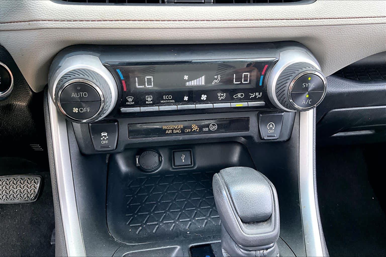 Used 2020 Toyota RAV4 XLE FWD image 33