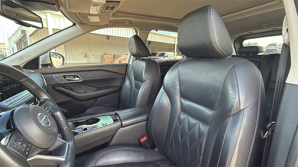 Used 2021 Nissan Rogue Platinum image 14