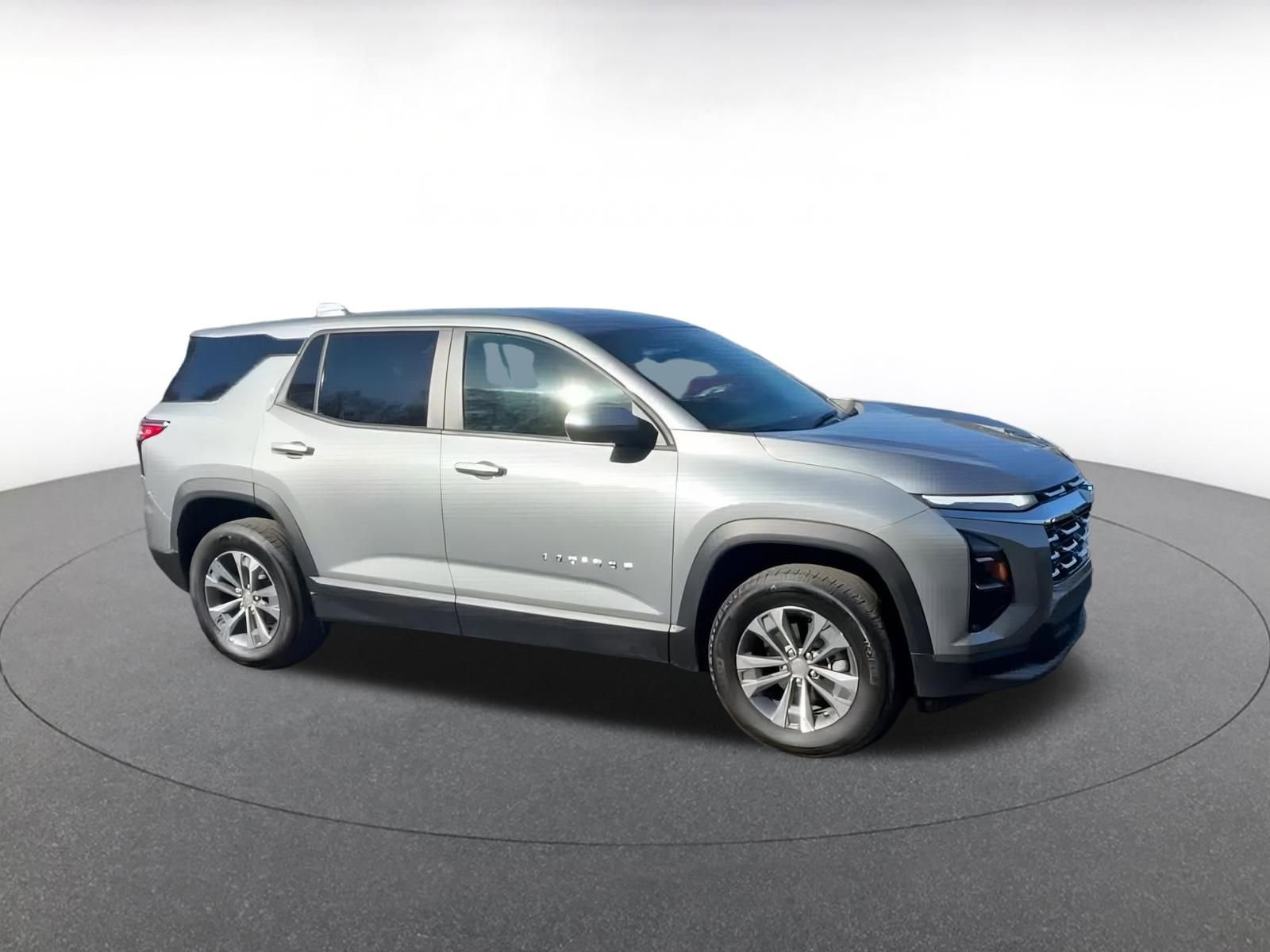 Used 2025 Chevrolet Equinox LT image 2