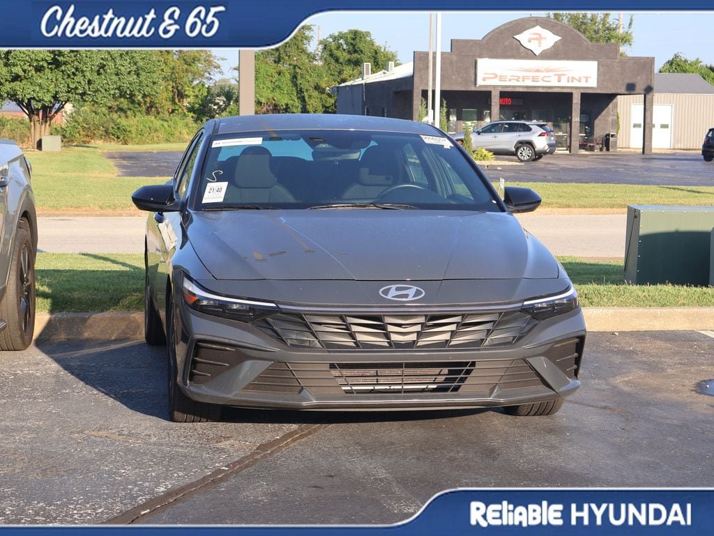 Used 2025 Hyundai Elantra Sport FWD image 3