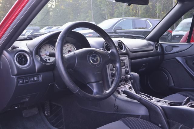 Used 2005 MAZDA MX-5 Miata w/ Convenience Pkg RWD image 12