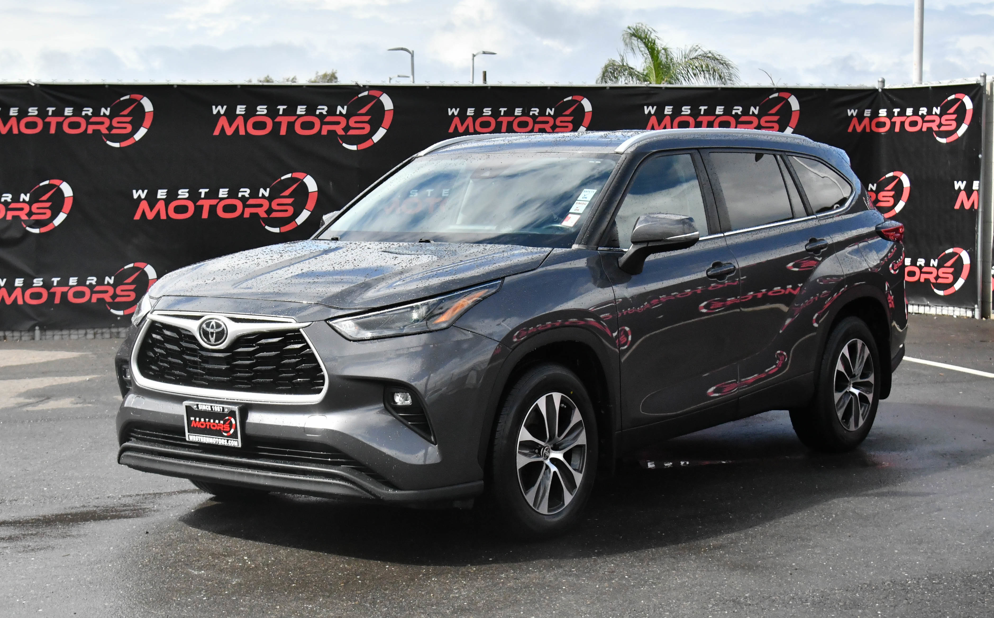 Used 2023 Toyota Highlander XLE AWD/4WD image 3