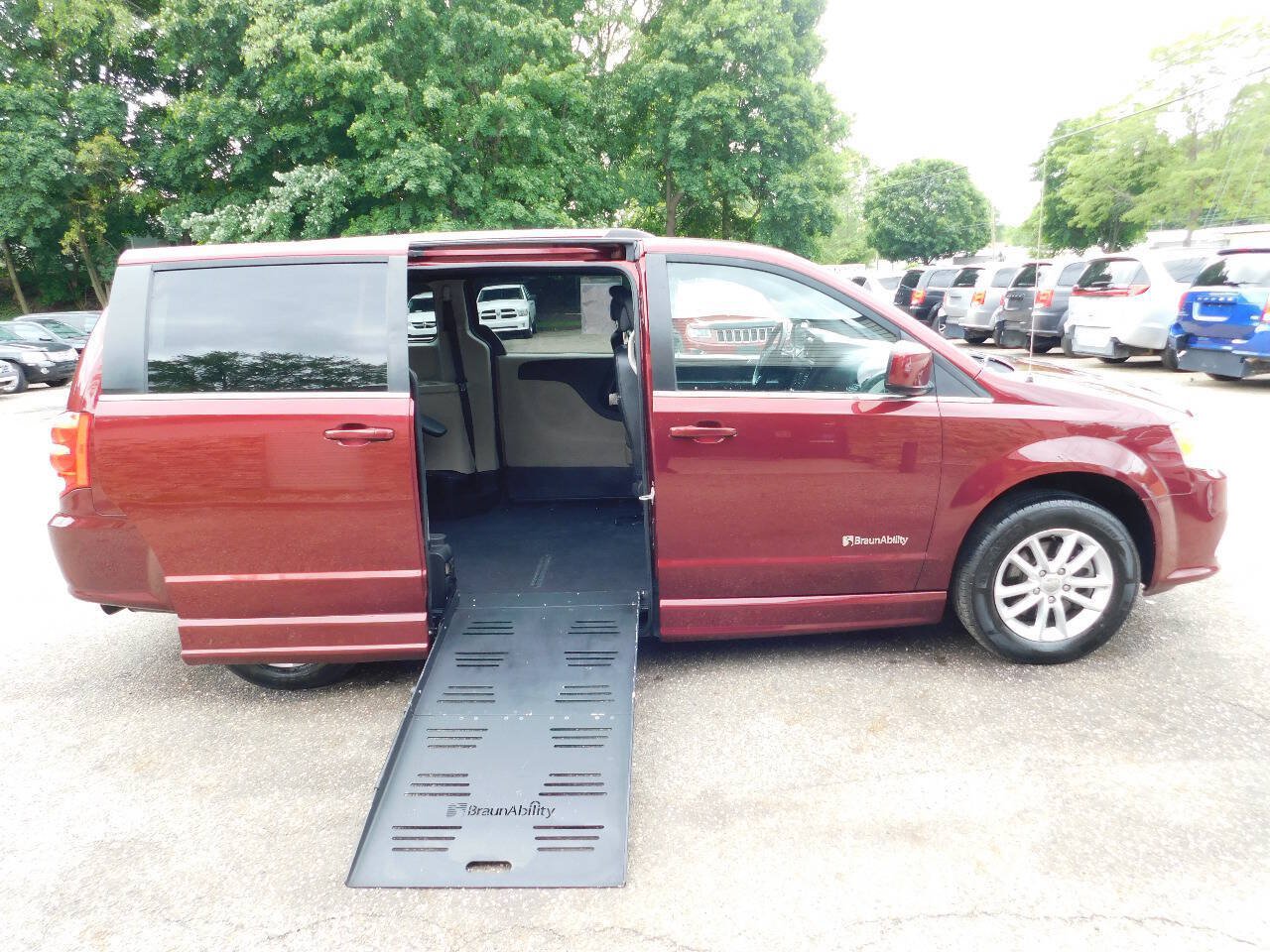 Used 2018 Dodge Grand Caravan SXT FWD image 2