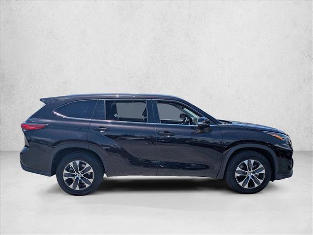 Used 2021 Toyota Highlander XLE FWD image 4