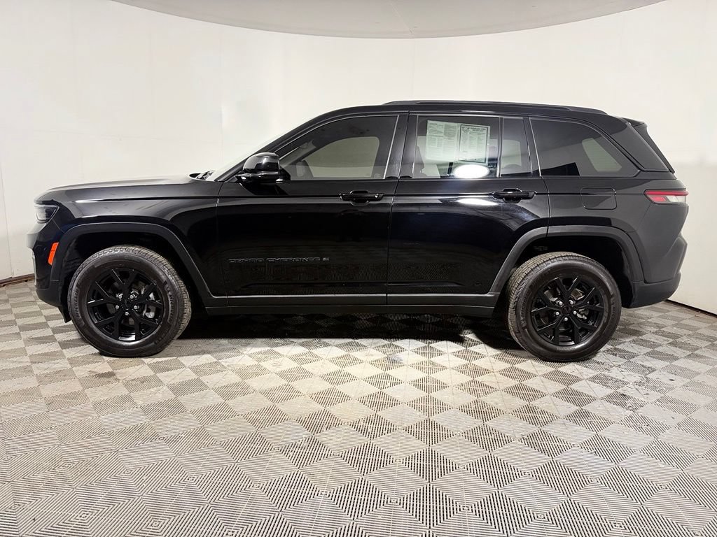 Used 2025 Jeep Grand Cherokee Altitude AWD/4WD image 3