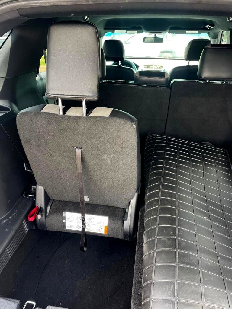 Used 2017 Ford Explorer XLT w/ Equipment Group 202A image 9