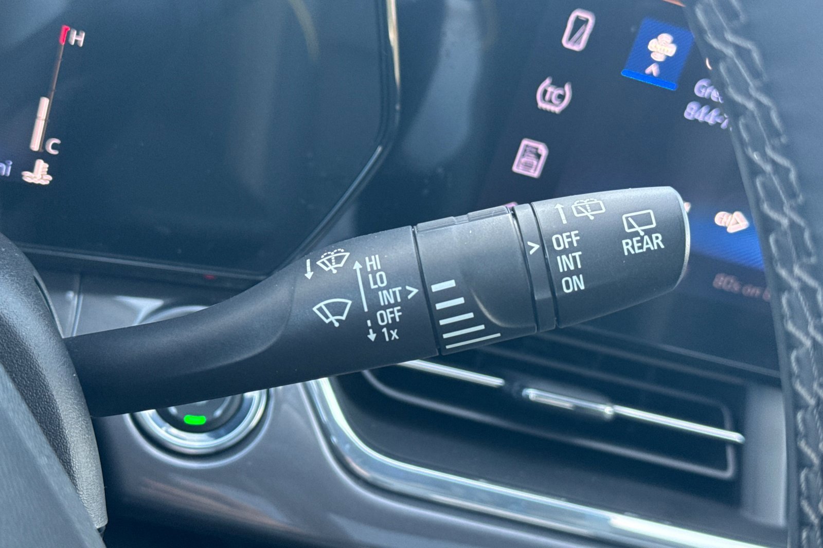 Used 2025 Chevrolet Trax ACTIV w/ Sunroof Package image 40