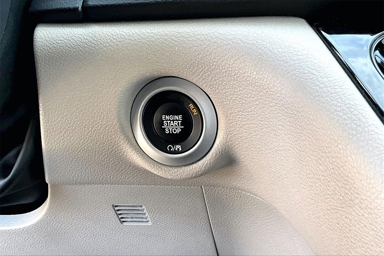 Certified 2024 Chrysler Pacifica Touring-L image 27