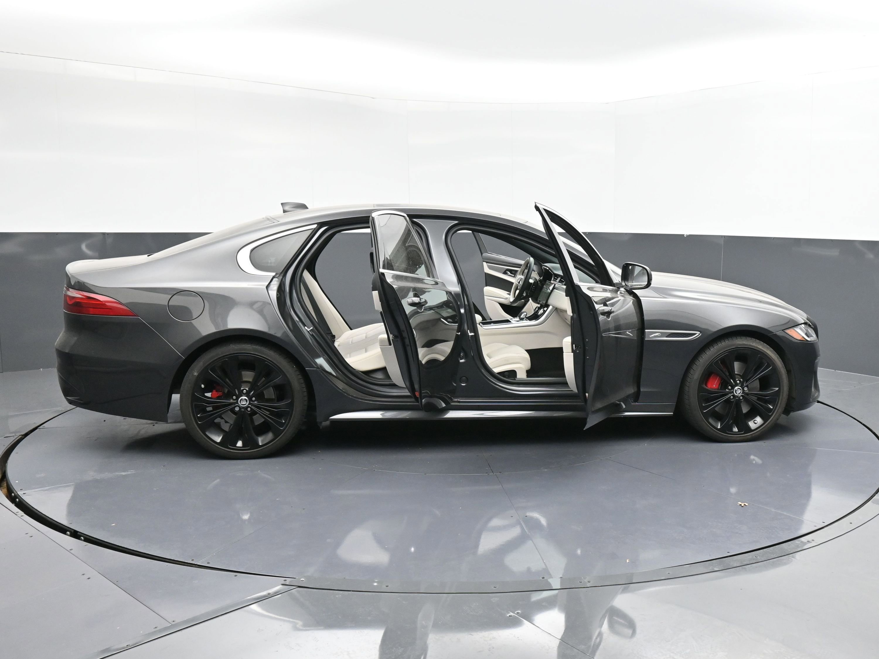 Used 2024 Jaguar XF R-Dynamic SE image 36