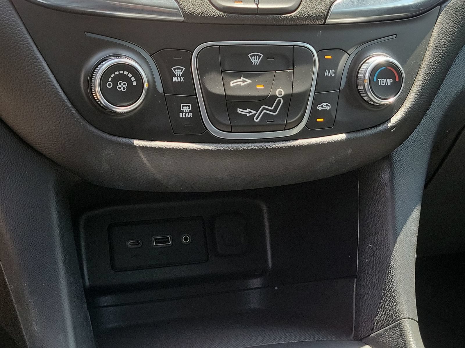 Used 2023 Chevrolet Equinox LT FWD image 33