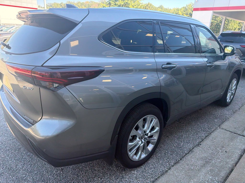 Used 2026 Toyota Highlander Limited AWD/4WD image 3